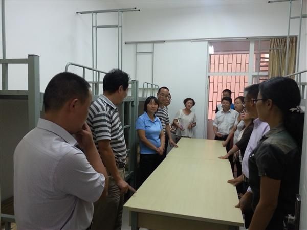 王副书记和学工干部检查外租昆医宿舍.jpg